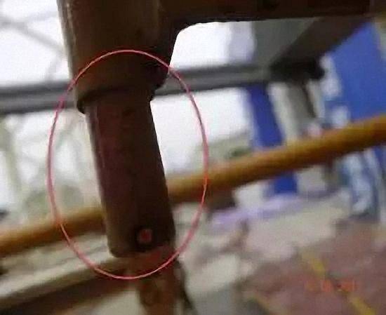 图3-9换步销操作滑杆安装支座